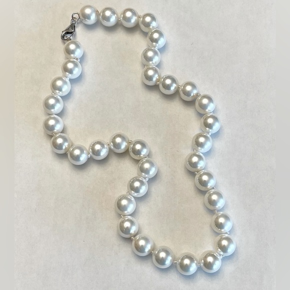 Vintage Faux Pearl Necklace - Picture 4 of 4